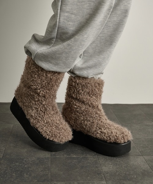 THE YOn（ザヨン）の「厚底シープボアブーツ（ブーツ・レディース・ブラック/ブラウン/グレイッシュベージュ・39/38/37）」の10枚目の写真