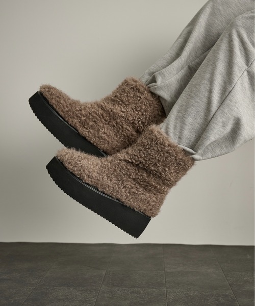 THE YOn（ザヨン）の「厚底シープボアブーツ（ブーツ・レディース・ブラック/ブラウン/グレイッシュベージュ・39/38/37）」の11枚目の写真