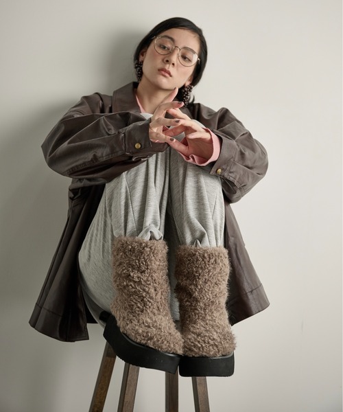 THE YOn（ザヨン）の「厚底シープボアブーツ（ブーツ・レディース・ブラック/ブラウン/グレイッシュベージュ・39/38/37）」の14枚目の写真