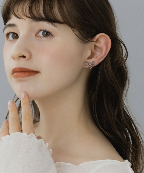 LA MUe(ラミュー)の「【LA MUE】リボンモチーフ メタルノンホールピアス(イヤリング・レディース・シルバー/ゴールド/ピンクゴールド・FREE)」の4枚目の写真