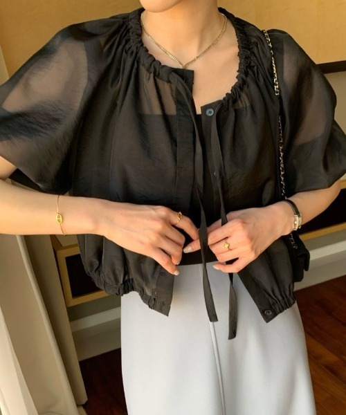 Vipoa（ヴィポア）の「gather neck sheer blouse（シャツ/ブラウス・レディース・アイボリー/ブラック・FREE）」の4枚目の写真
