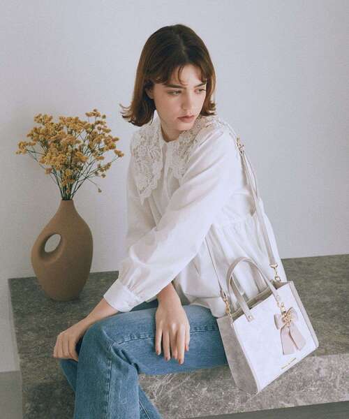 Maison de FLEUR（メゾンドフルール）の「フラワーガーデンプリント2Wayスクエアトート（トートバッグ・レディース・ブラック/ピンク・FREE）」の4枚目の写真