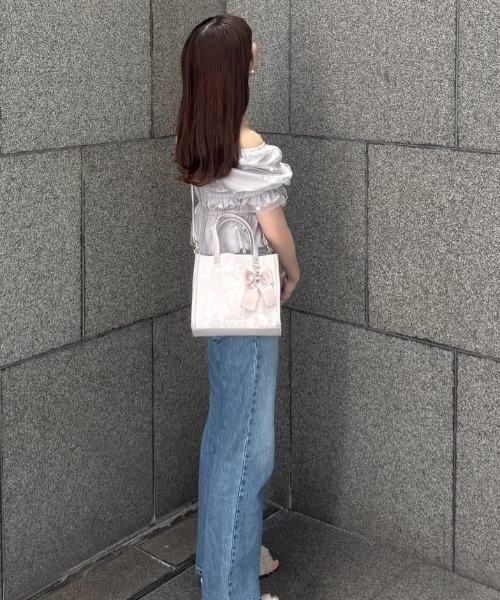 Maison de FLEUR（メゾンドフルール）の「フラワーガーデンプリント2Wayスクエアトート（トートバッグ・レディース・ブラック/ピンク・FREE）」の19枚目の写真