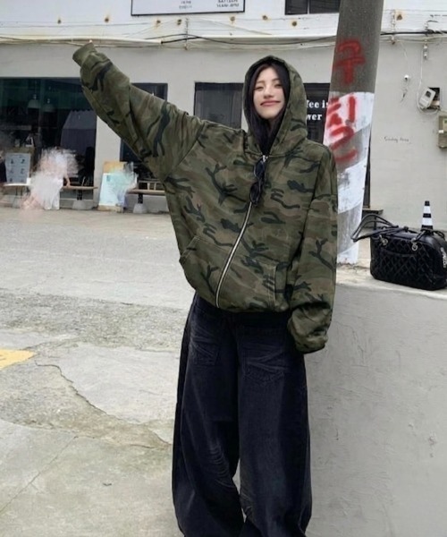 LADY LIKE(レディライク)の「オーバーサイズカモフラージュ柄ジップパーカー(パーカー・レディース・カーキ/グレー・M/S)」の13枚目の写真