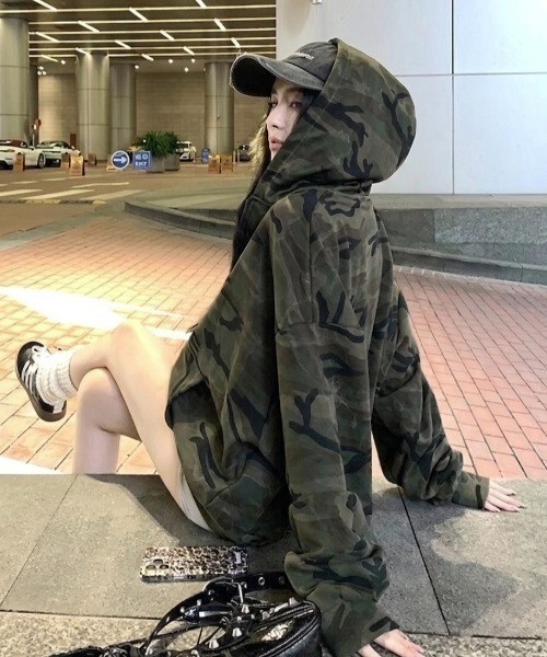 LADY LIKE(レディライク)の「オーバーサイズカモフラージュ柄ジップパーカー(パーカー・レディース・カーキ/グレー・M/S)」の12枚目の写真