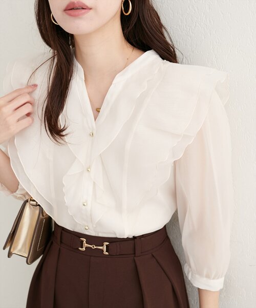 natural couture(ナチュラルクチュール)の「ラッフルフリルキーネック7分袖ブラウス(シャツ/ブラウス・レディース・オフホワイト/グレー/ピンク/ブラウン/サックスブルー・FREE)」の2枚目の写真