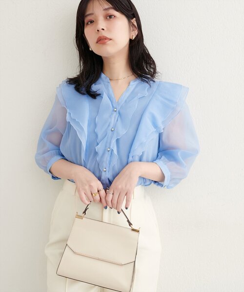 natural couture(ナチュラルクチュール)の「ラッフルフリルキーネック7分袖ブラウス(シャツ/ブラウス・レディース・オフホワイト/グレー/ピンク/ブラウン/サックスブルー・FREE)」の5枚目の写真