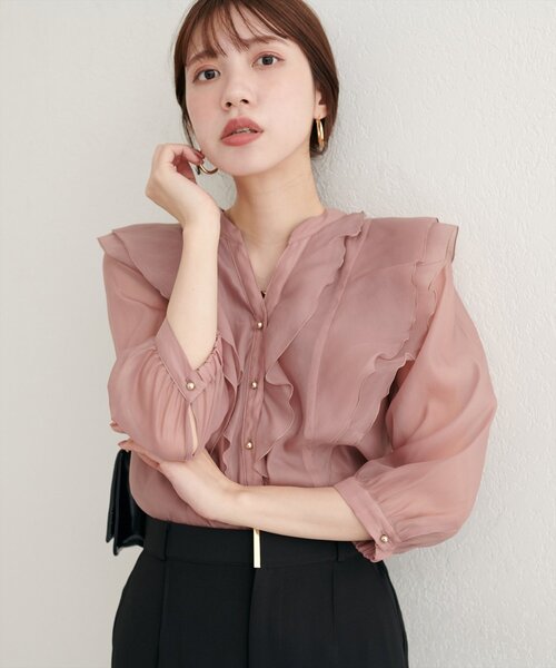natural couture(ナチュラルクチュール)の「ラッフルフリルキーネック7分袖ブラウス(シャツ/ブラウス・レディース・オフホワイト/グレー/ピンク/ブラウン/サックスブルー・FREE)」の1枚目の写真