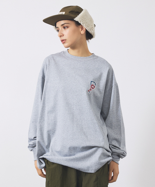 POLeR（ポーラー）の「【POLER/ポーラー】BIG LOGO CREW/ビッグロゴ クルーネック ロングスリーブTシャツ/両面プリント/ユニセックス（Tシャツ/カットソー・メンズ・グレー/ライトブラウン/ホワイト・M/L）」の14枚目の写真