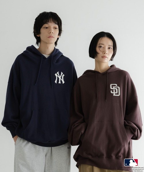 LOWRYS FARM（ローリーズファーム）の「【LFM(U)】ＭＬＢロゴスウェットパーカー　579331（パーカー・メンズ・ネイビー/ブラウン/ブルー/グリーン・MEDIUM/LARGE）」の2枚目の写真