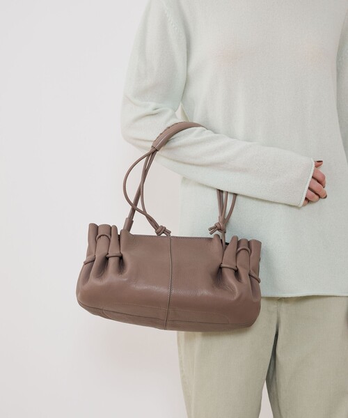 TOMORROWLAND （トゥモローランド）の「HEREU ARTA ショルダーバッグ（バックパック/リュック・レディース・グレー・FREE）」の2枚目の写真