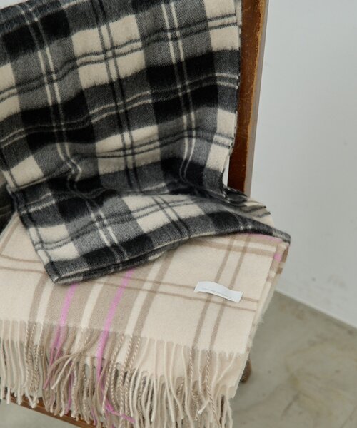 GALLARDAGALANTE（ガリャルダガランテ）の「チェックカシミヤストール（マフラー・レディース・ブラック/ピンク・FREE）」の7枚目の写真