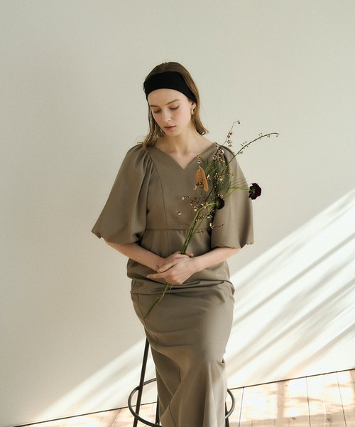 LE'RURE(リルアー)の「Puffsleeve keyneck one piece(ドレス・レディース・ブラック/モカ・MEDIUM/SMALL)」の2枚目の写真