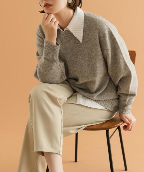 URBAN RESEARCH ROSSO WOMEN（アーバンリサーチ　ロッソ）の「F by ROSSO　ハミルトンクルーネックニット（ニット/セーター・レディース・グレー/ブルー/ベージュ系その他/レッド系その他・FREE）」の2枚目の写真