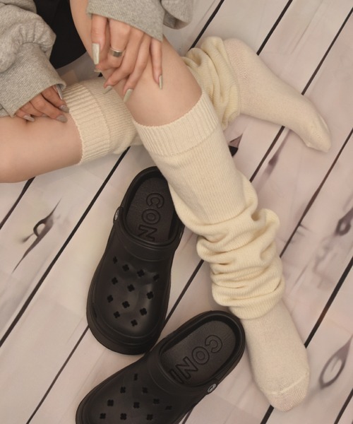 VIBGYOR Women(ヴィブジョー ウィメン)の「【float】ベーシック 厚手 無地リブ ボリューム ルーズソックス/ハイソックス【8色展開】(ソックス/靴下・レディース・オフホワイト/ブラック/アイボリー/グレー/アッシュブラウン/ホワイト/ダークブラウン/チャコール・FREE)」の4枚目の写真