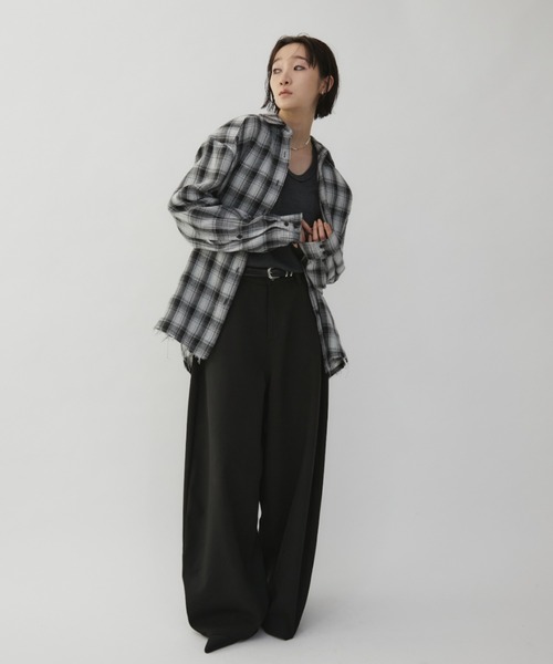 VION（ヴィオン）の「Curve Silhouette Slacks / カーブシルエットスラックス（スラックス・レディース・チャコールグレー/ブラック/ブルーグレー・SMALL/MEDIUM）」の15枚目の写真