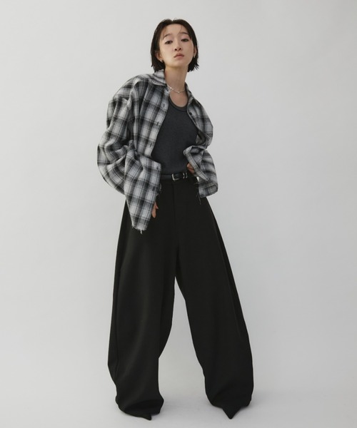 VION（ヴィオン）の「Curve Silhouette Slacks / カーブシルエットスラックス（スラックス・レディース・チャコールグレー/ブラック/ブルーグレー・SMALL/MEDIUM）」の16枚目の写真