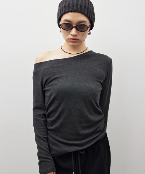 HANNE(アン)の「サイドギャザーワンショルトップス(Tシャツ/カットソー・レディース・ブラック/チャコールグレー/ホワイト・FREE)」の4枚目の写真