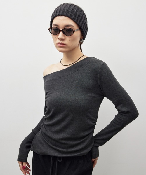 HANNE(アン)の「サイドギャザーワンショルトップス(Tシャツ/カットソー・レディース・ブラック/チャコールグレー/ホワイト・FREE)」の5枚目の写真