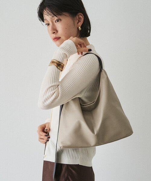 russet（ラシット）の「レザーホーボーバッグ M（ショルダーバッグ・レディース・ブラック/グレイッシュベージュ・FREE）」の13枚目の写真