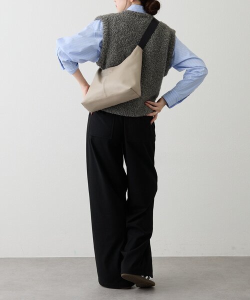 russet（ラシット）の「レザーホーボーバッグ M（ショルダーバッグ・レディース・ブラック/グレイッシュベージュ・FREE）」の17枚目の写真