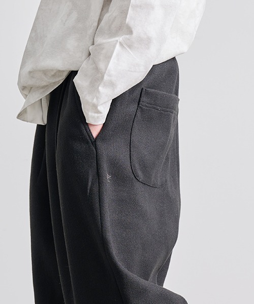 Revo.（レボ）の「Revo. メルトン 裾ドローコード スラックス ワイドパンツ（スラックス・メンズ・ブラック/カーキ/グレー・1/2）」の4枚目の写真