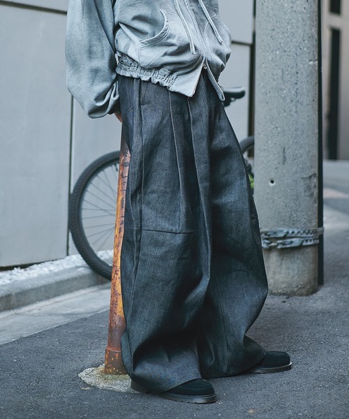 STUDIOUS（ステュディオス）の「【SHINYAKOZUKA/シンヤコズカ】別注 Hi BAGGY DENIM（デニムパンツ・メンズ・インディゴブルー/ブラック・M/S/XS）」の2枚目の写真