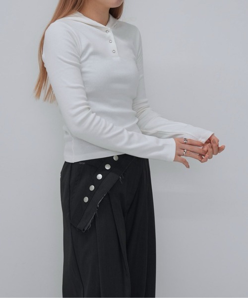 Enewd nina(エニュードニーナ)の「リブフーディトップス(Tシャツ/カットソー・レディース・ブラック/グレー/ホワイト・FREE)」の2枚目の写真