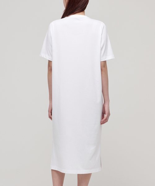 MUSINSA STANDARD WOMAN（ムシンサスタンダードウーマン）の「ウィメンズクルーネックロングTシャツドレス[ホワイト]（ワンピース・レディース・その他・SMALL/MEDIUM/LARGE/X-SMALL）」の2枚目の写真