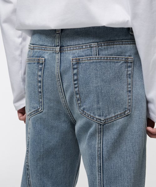 MUSINSA STANDARD（ムシンサスタンダード）の「ストレートパネルバックスリットデニムパンツ[ライトインディゴ]（デニムパンツ・メンズ・その他・26/27/28/29/30/31/32）」の5枚目の写真