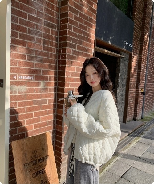 I.O.E(アイオイ)の「やわらかキルティングライトジャケット(テーラードジャケット・レディース・ホワイト/ブラック・FREE)」の9枚目の写真