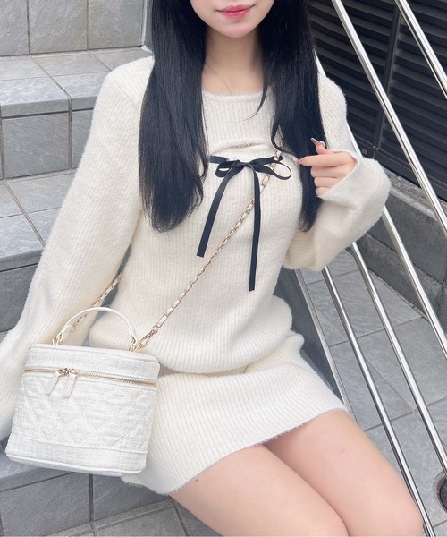 INGNI（イング）の「フェザーデコルテオープンニットワンピース（ワンピース・レディース・オフホワイト/チャコールグレー/ピンク・M）」の5枚目の写真