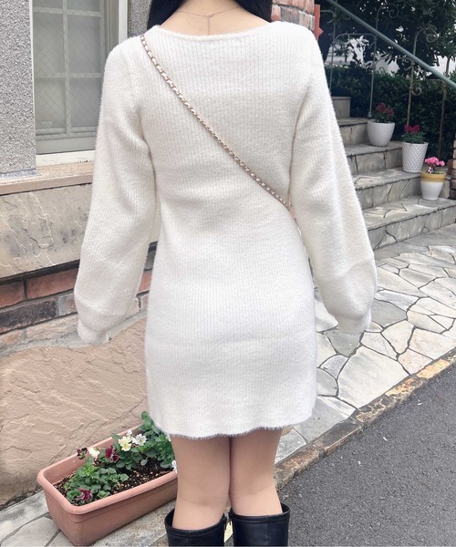 INGNI（イング）の「フェザーデコルテオープンニットワンピース（ワンピース・レディース・オフホワイト/チャコールグレー/ピンク・M）」の7枚目の写真