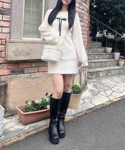 INGNI（イング）の「フェザーデコルテオープンニットワンピース（ワンピース・レディース・オフホワイト/チャコールグレー/ピンク・M）」の8枚目の写真