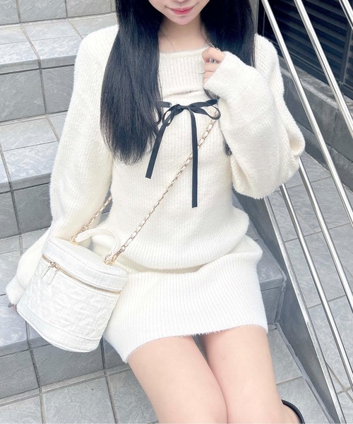 INGNI（イング）の「フェザーデコルテオープンニットワンピース（ワンピース・レディース・オフホワイト/チャコールグレー/ピンク・M）」の4枚目の写真