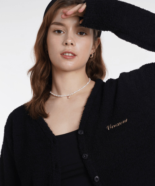 VERSE ONE(バースワン)の「EMBROIDERED LOGO CARDIGAN BLACK(NEW)(カーディガン/ボレロ・レディース・その他・MEDIUM/SMALL)」の5枚目の写真