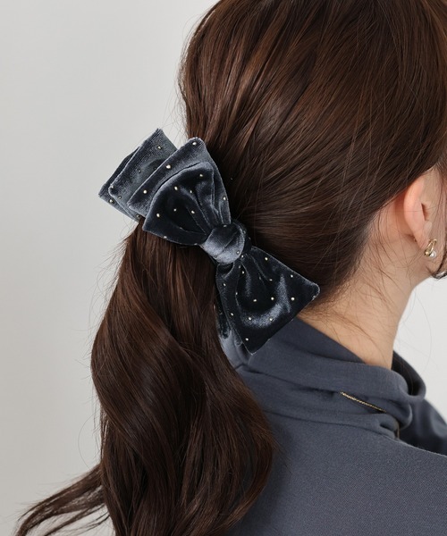 BLUEEAST（ブルーイースト）の「スタッズベロアバナナクリップ（バレッタ/ヘアクリップ・レディース・ブラウン/グレー/ブラック・FREE）」の3枚目の写真