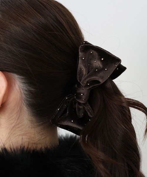 BLUEEAST（ブルーイースト）の「スタッズベロアバナナクリップ（バレッタ/ヘアクリップ・レディース・ブラウン/グレー/ブラック・FREE）」の8枚目の写真