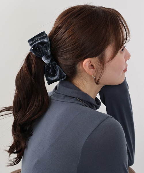 BLUEEAST（ブルーイースト）の「スタッズベロアバナナクリップ（バレッタ/ヘアクリップ・レディース・ブラウン/グレー/ブラック・FREE）」の4枚目の写真