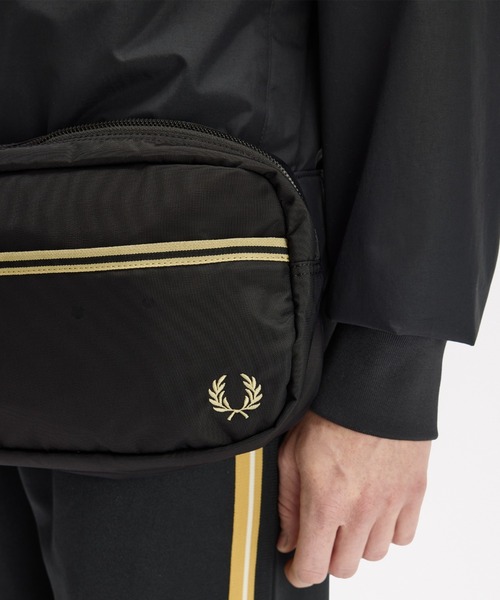 新品　フレッドペリー　ブラック　ゴールド　クロスボディ　ショルダーバッグ　黒 Tipped Tape Crossbody Bag／ティップラインテープクロスボディバッグ