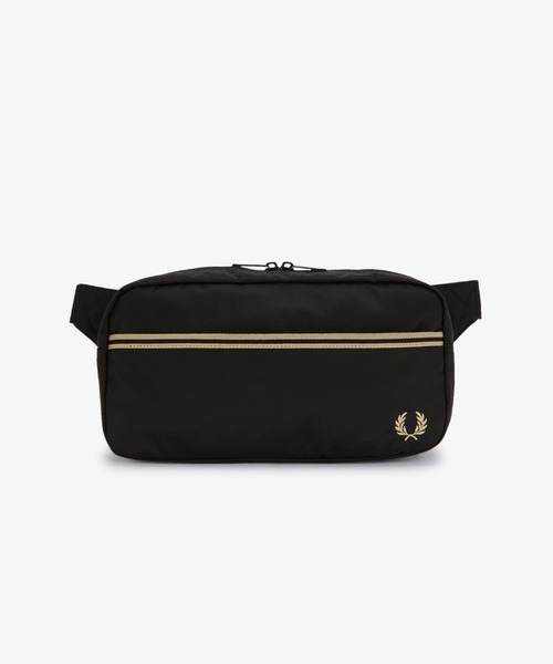 FRED PERRY（フレッドペリー）の「Tipped Tape Crossbody Bag／ティップラインテープクロスボディバッグ（ショルダーバッグ・メンズ・ブラック・ONE SIZE）」の3枚目の写真