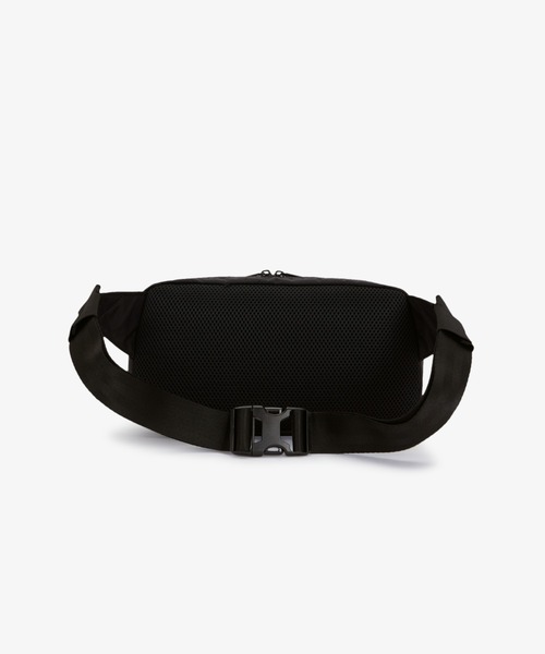 FRED PERRY（フレッドペリー）の「Tipped Tape Crossbody Bag／ティップラインテープクロスボディバッグ（ショルダーバッグ・メンズ・ブラック・ONE SIZE）」の4枚目の写真
