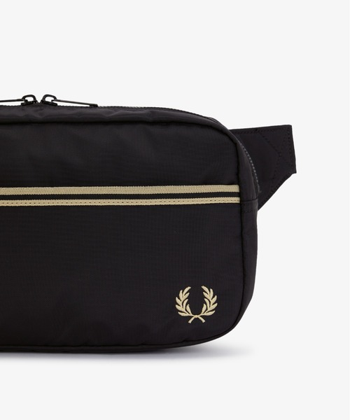 FRED PERRY（フレッドペリー）の「Tipped Tape Crossbody Bag／ティップラインテープクロスボディバッグ（ショルダーバッグ・メンズ・ブラック・ONE SIZE）」の7枚目の写真