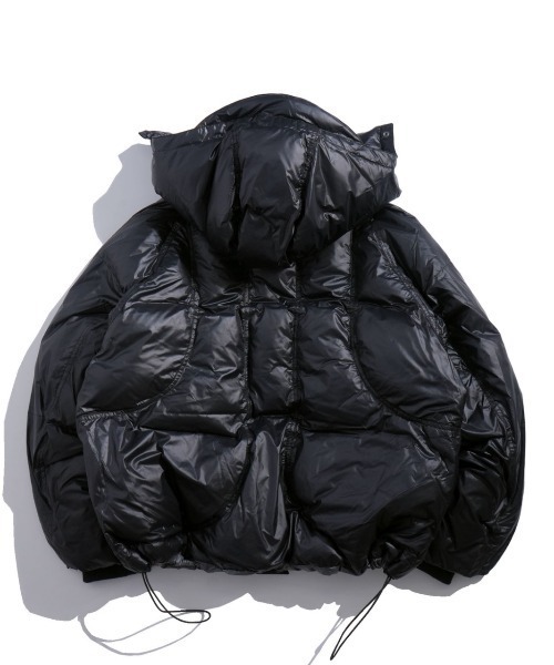 NOIZY(ノイジー)の「2way reversible padded jacket / 2way リバーシブル シレー ワンポイントロゴ ショート ファイバー ダウンジャケット(ダウンジャケット/コート・メンズ・ブラック・LARGE/MEDIUM)」の5枚目の写真