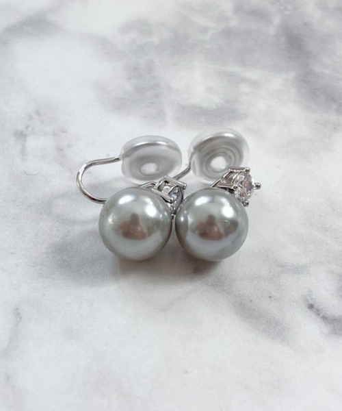 yu-ka（ユーカ）の「YU-KA:パール＆ビジューイヤリング Pearl bijou earring（イヤリング・レディース・グレー/シルバー・FREE）」の3枚目の写真