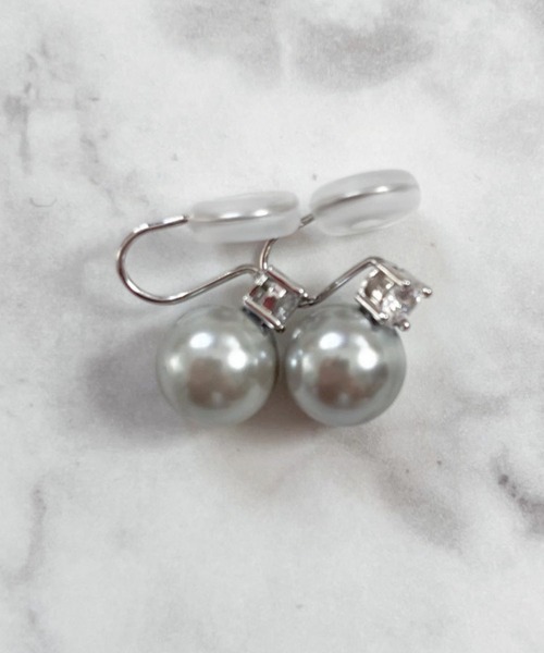 yu-ka（ユーカ）の「YU-KA:パール＆ビジューイヤリング Pearl bijou earring（イヤリング・レディース・グレー/シルバー・FREE）」の4枚目の写真