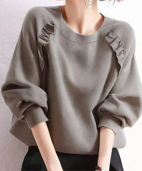 SPIGA(スピーガ)の「フリルモチーフラグラントップス(スウェット・レディース・ブラウン/ネイビー/ベージュ・SMALL/LARGE/MEDIUM)」の1枚目の写真