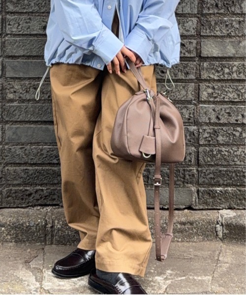 DRAW(ドロー)の「DRAW(ドロー) / ドローストリング SMALL Hanging Pouch Bag(ハンドバッグ・レディース・ベージュ/ネイビー・FREE)」の1枚目の写真