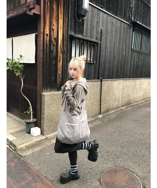 THECOLDESTMOMENT(ザコールデストモーメント)の「TCM curved pocket cross bag (grey)(メッセンジャーバッグ・レディース・その他・OS)」の15枚目の写真