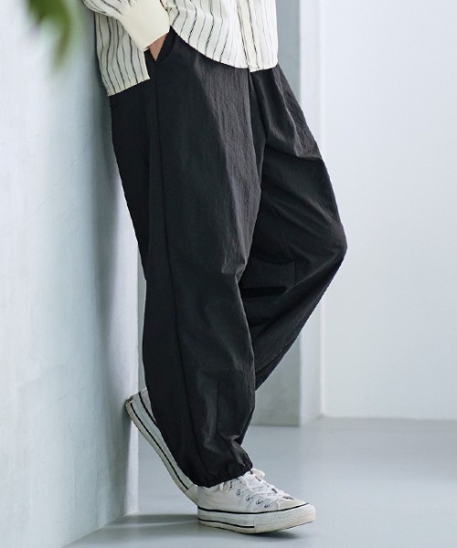 Sunny clouds(サニークラウズ)の「サニークラウズ ナイロンのバレルパンツ〈レディース〉(その他パンツ・レディース・ブラック・M/L/LL/3L)」の1枚目の写真